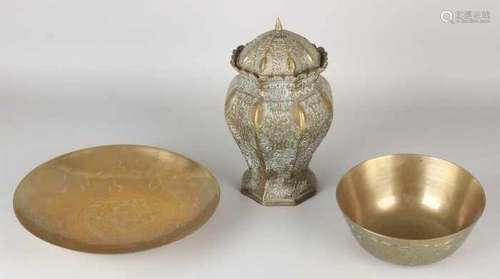 Three times old Oriental brass work. Consisting of: Octagonal lid jar and two bowls, China. Size: 18