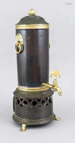 Early 19th century copper tap jug with burner. Size: H 39 cm. In good condition. Kupferhahn aus