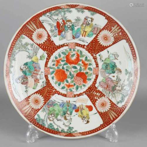 Large antique Japanese Imari porcelain dish with figures and floor mark. Circa 1900. Dimensions: ø