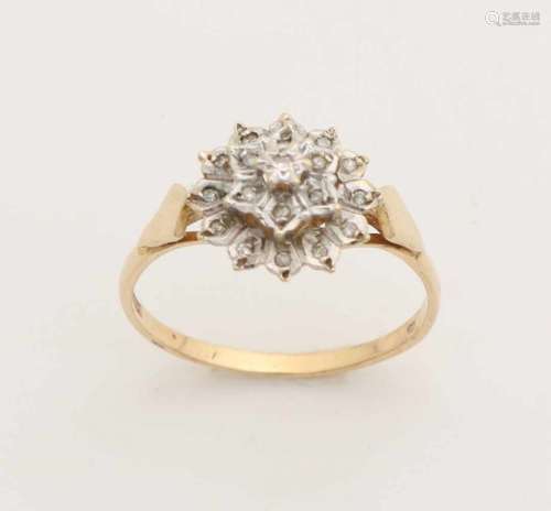 Yellow gold ring, 585/000, with diamond. A large ring with a double rosette set with octagonal cut
