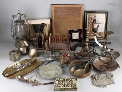 Box of miscellaneous old / antique copperware. Among others: Scales, pistol, incense burner, oil