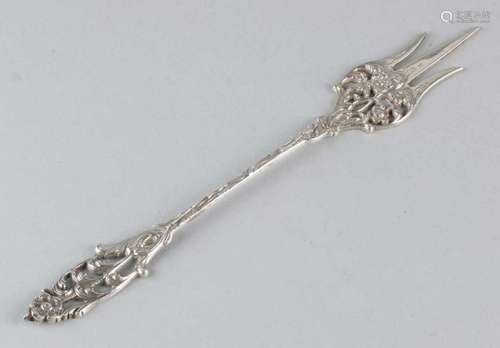 Silver 835/000 cake fork with beautiful openwork floral images. MT .: Niekerk - Schoonhoven.