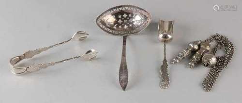 Lot with four parts, with a silver sprinkle spoon and a necklace with knitting tips. And a plated