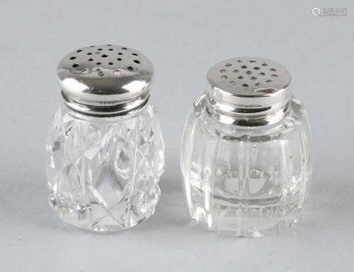 Two crystal salt pots with beautiful cut and silver lids. Size: 4 cm. In good condition. Zwei