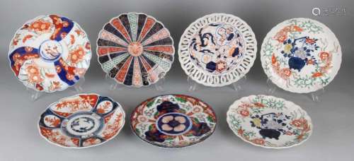 Seven antique Japanese Imari porcelain plates. Divers. Floral / gold. Dimensions: ø 20 - 21 cm. In