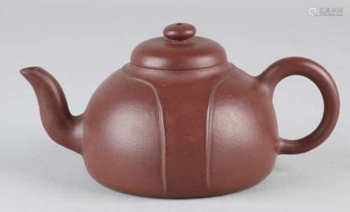 Old Chinese Yixing teapot with soil mark. Size: 7.5 x 14.5 x 8.8 cm ø. In good condition. Alte