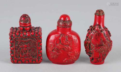 Three old red Japanese snuff bottles, various. Size; 7 - 8 cm. In good condition. Drei alte rote