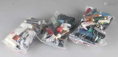 Lot with dozens of lighters from different brands. Untested in various conditions. Lot mit Dutzenden