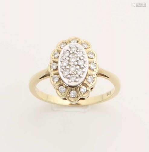 Yellow gold ring, 585/000, with diamond. Ring with oval rosette with brilliant cut diamonds in the