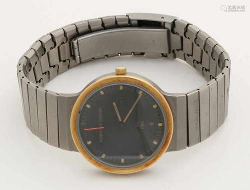 Porsche men's watch, titanium model, with round case with gold colored bezel, with clasp closure.