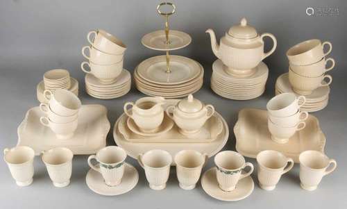 Old Wedgwood ceramic dishes. 20th century. Dishwasher save. Consisting of: Six plates, etagere,