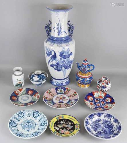 Box with various Chinese. Among others: Large blue-white vase, H 61 cm. Various Imari plates,