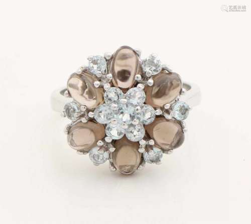 Silver ring, 925/000, with a rosette with 6 oval cabouchon cut smoky quarries and 13 round faceted