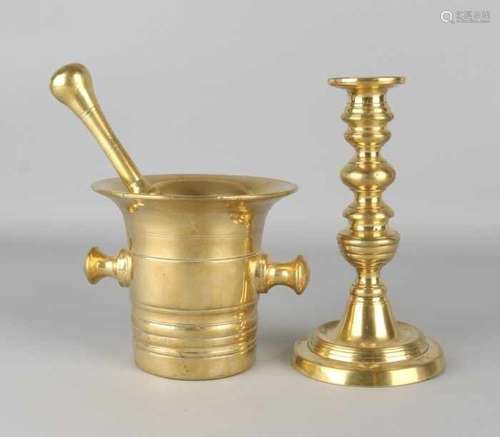 19th Century brass mortar + pestle and candlestick. Size: 13 - 20 cm. In good condition. 19.