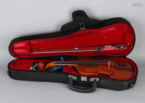 GEWA Ideal 1/4 violin in case with bow and neck support. In good condition. GEWA Ideal 1/4 Violine