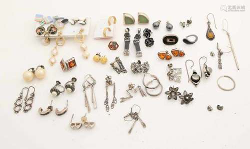 Big lot with ear studs, various models of silver and metal. With stones, pearls and enamel, among