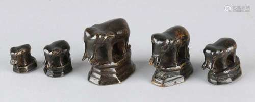 Five antique bronze Oriental opium weights with elephants. Size: 2 - 4 cm. In good condition. Fünf