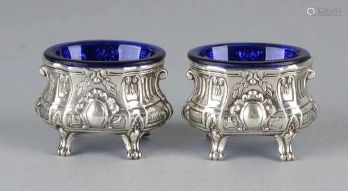 Oval 835/000 silver salt shakers with various gears, standing on four legs with blue glass inner