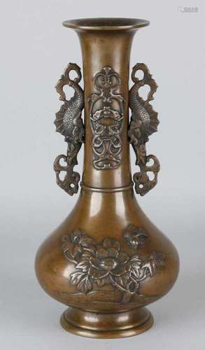 19th Century Chinese or Japanese bronze vase with dragons and floral decor. Size: H 27 cm. In good