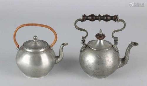 Two antique miniature pewter apple kettles. 19th Century and circa 1900. Dimensions: ø 7 - ø 7,5 cm.