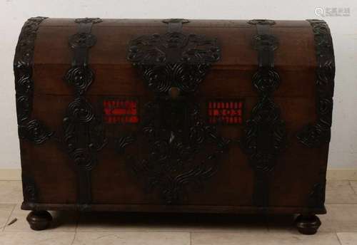 North German oak baroque blanket with wrought iron fittings, lock and key. Anno 1803. Size: 86 x 123