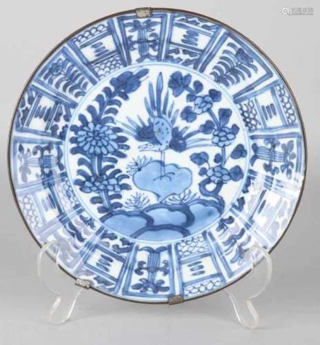 17th Century Chinese porcelain Wanli plate with wings decors and bird. Dimensions: ø 20.8 cm. In