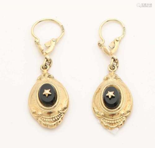 Yellow gold earrings, 585/000, with onyx. Brisures with a shield pendant with onyx and a star. about