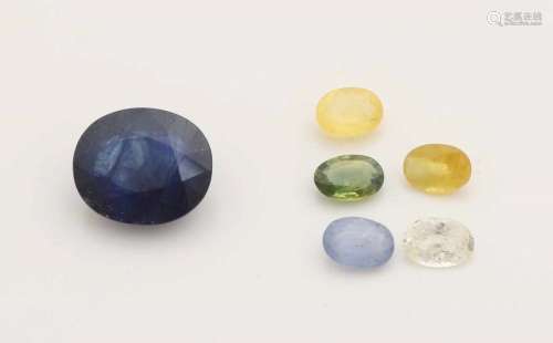Lot with six sapphires, a blue oval facetted sapphire about 11.25 ct with colored lines and 5