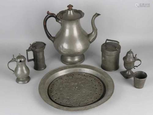 Lot of antique tin. 19th century. Consisting of: Large tea jug, three valve jugs, cup, screw lid