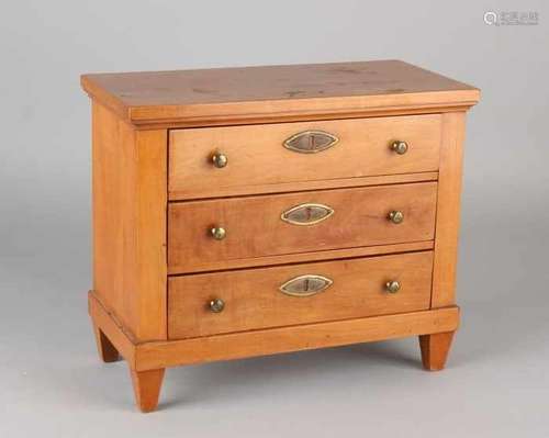 Antique cherry wood model chest of drawers. Oak wood corpus. Circa 1880. Size: 21.5 x 26 x 13 cm. In