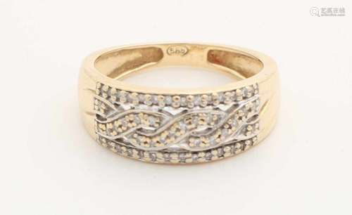 Yellow gold ring, 585/000, with diamond. Ring with a twisted pattern and the edges set with