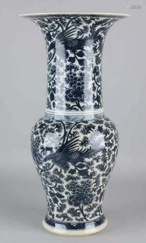 Large old blue / white Chinese porcelain vase with birds of paradise and florarle decors. Size: H 44