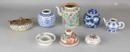Lot of Chinese porcelain. 18th - 19th and 20th Century. Consisting of: Octagonal drawbar, damaged.