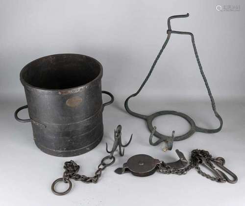 Four times antique cast iron. Consisting of: Large grain size, 2x chain + hook, and one holder.