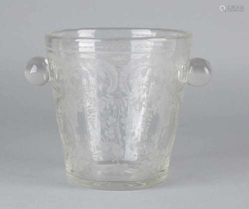 19th Century engraved mouth-blown glass grape-washing machine with floral decor. Size: 12.5 x 12