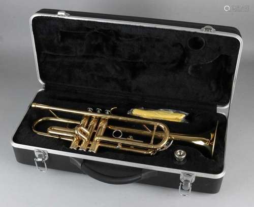 Old gilded trumpet in suitcase. No. 0895462. Size: 54 x 23 x 14 cm. In good condition. Alte