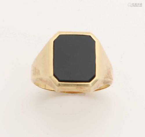 Yellow gold signet ring, 585/000, with onyx. Seal ring with octagonal cut onyx, 14x11mm, ø 64,