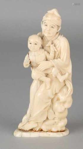 Antique Japanese ivory figure. Mother and child. Circa 1900. In good condition. Antike japanische