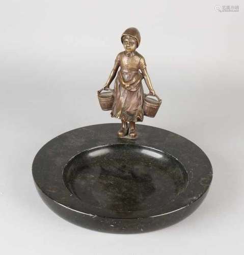 Marble table piece with bronze milkmaid. Circa 1920. Size: 21 x 26.5 ø. In good condition.