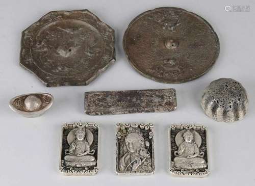 Lot of various old / antique Chinese metal objects. Eight pieces. Consisting of: Three white metal