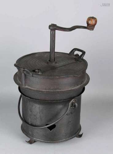 19th Century cast-iron coffee roaster with stove. Size: 20 - 25 cm. In good condition. Gußeiserner