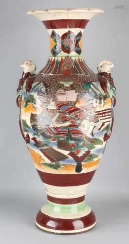Very large 19th century Japanese Satsuma ceramic vase with warriors. Size: 77 x 30 cm ø. In good