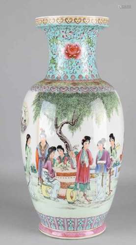 Large old Chinese porcelain ornamental vase with geishas in garden decor. Fine painting + text. Soil