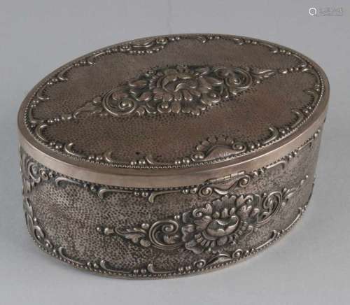 Oval silver biscuit box, 800/000, with hinged lid and decorated with Djokja motifs. 19x13x8cm. about