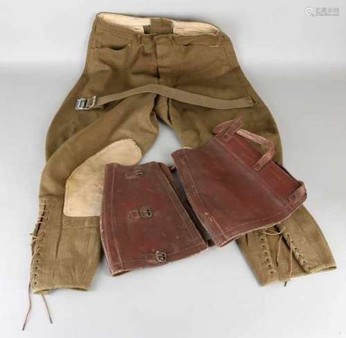 USA cavalry trousers complete with belt (Waist 30) and leather gaiters. Holes in dust. Size: 125 cm.