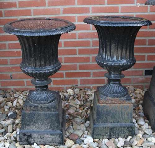 Two large cast-iron garden vases. 20th century. Size: 70 x 40 ø cm. In good condition. Zwei große