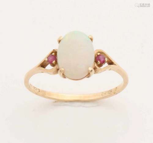 Golden ring, 585/000, with opal and ruby. Fine ring with oval cabouchon cut white opal, doublet