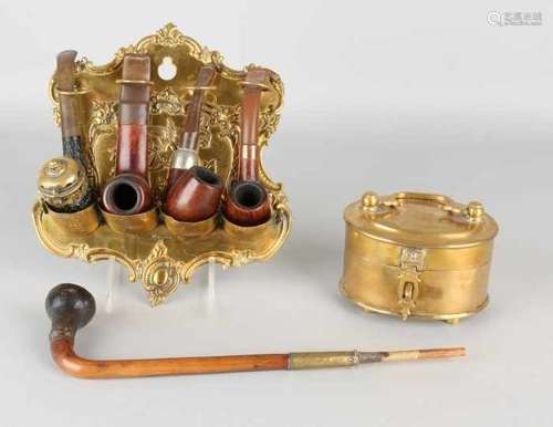 19th Century brass tobacco pipe holder with pipes + brass lid box. Size: 11 - 20 cm. In good