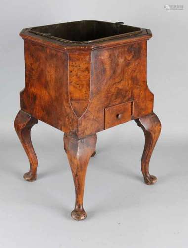 18th Century Dutch burr walnut tea stew with copper liner and drawer. Size: 50 x 31 x 32 cm. In good