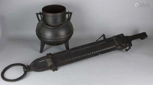 19th Century iron fetch and iron kettle on tripod. Size: 34 - 110 cm. In good condition. 19.